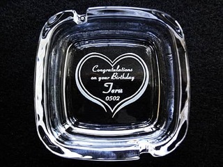 「Congratulations on your birthday、贈る相手の名前、誕生日の日付」を底面に彫刻した、誕生日プレゼント用のスクエア型灰皿