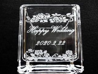 「Happy wedding、2020.2.22」を側面に彫刻した、結婚祝い用のガラス花器