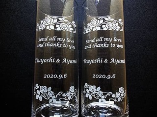 「Send all my love and thanks to you、新郎と新婦の名前、結婚式の日付」を側面に彫刻した、両親へ贈呈品するガラス花器