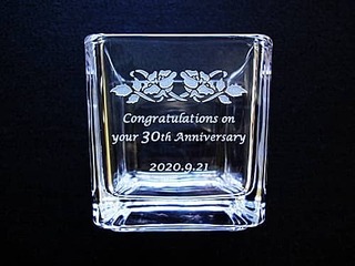 「Congratulations on your 30th anniversary、2020.9.21」を側面に彫刻した、30周年祝い用の花器