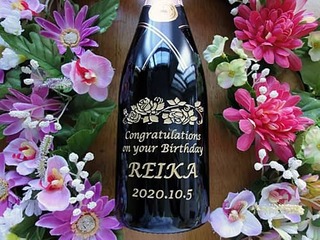 「Congratulations on your birthday、贈る相手の名前、誕生日の日付」を側面に彫刻した、誕生日プレゼント用のシャンパン