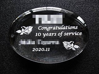 uЂ̃SvƁuCongratulations 10years of serviceAiNΑ҂̖OAtv𒤍AiNΑ̂jip̃y[p[EFCg