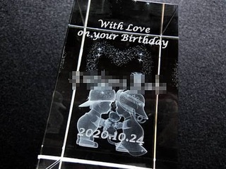 「With love on your birthday、贈る相手の名前、日付」を側面に彫刻した誕生日プレゼント用のガラス製オブジェ