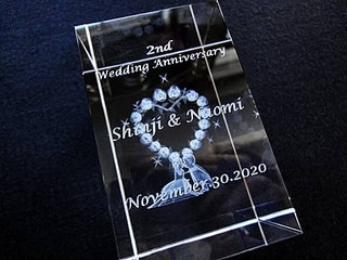 「2nd wedding anniversary、旦那様と奥さまの名前、結婚記念日の日付」を側面に彫刻した、綿婚式のお祝い品用のガラス製オブジェ