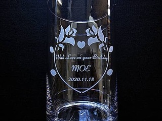 「With love on your birthday、贈る相手の名前、誕生日の日付」を側面に彫刻した、誕生日プレゼント用のガラス花器