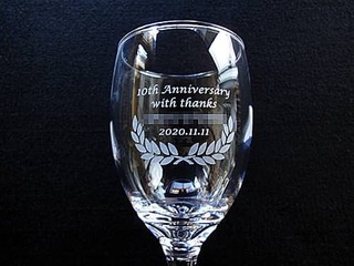 「10th anniversary. With thanks. 永年勤続者名と日付」を側面に彫刻した、勤続10年表彰用のワイングラス