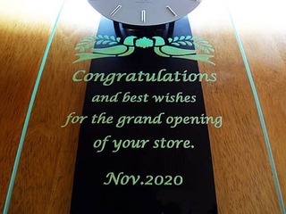 「Congratulations and best wishes for the grand opening of your store. Nov.2020」を前面ガラスに彫刻した、開店祝い用の掛け時計