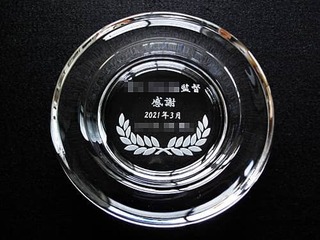 「○○監督 感謝 2021年3月」を底面に彫刻した、卒団生から監督への贈り物用の灰皿