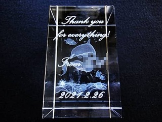 「Thank you for everything. from○○」を側面に彫刻した、定年退職祝い用のガラス製オブジェ