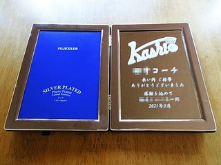 「チームのマーク」と「○○コーチ 長い間ご指導ありがとうございました 感謝を込めて ○○一同」を彫刻した、スポーツチームの卒団生からコーチへのプレゼント用の写真立て