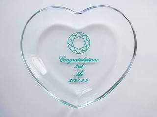 「ダイヤモンドのイラスト、Congratulations、3rd、奥さまの名前、日付」を彫刻した、奥さまへの結婚記念日のプレゼント用のガラス製小物入れ