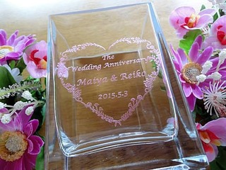 結婚記念日のプレゼント用の名入れフラワーベース