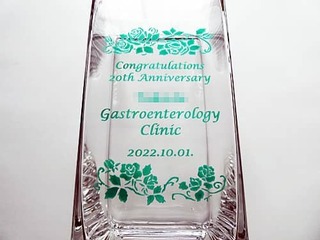 uCongratulations 20th anniversaryANjbN̖OAN̓tv𑤖ʂɒANjp̃t[x[X