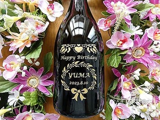 Happy Birthday、贈る相手の名前、誕生日の日付をボトル側面に彫刻した、誕生日プレゼント用のシャンパン