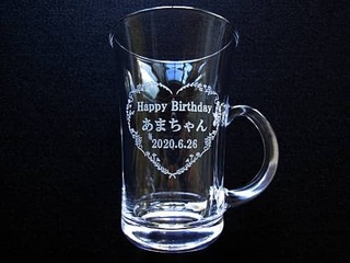「Happy Birthday、贈る相手の名前、誕生日の日付」を側面に彫刻した、誕生日プレゼント用のガラス製ティーカップ