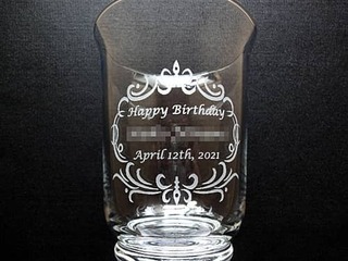 「Happy Birthday、贈る相手の名前、誕生日の日付」を側面に彫刻した、誕生日プレゼント用のランタン形花瓶