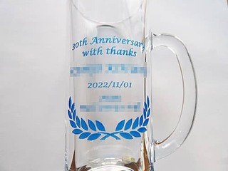 「30th Anniversary! With Thanks、永年勤続者名、表彰日の日付、会社名」を側面に彫刻した、勤続30年表彰用のビアジョッキ