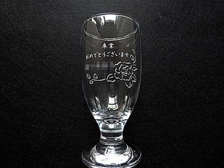 「卒業おめでとうございます ○○様」を側面に彫刻した、サークルを引退する先輩へ贈るビアグラス