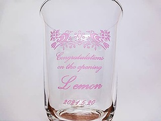 「Congratulations on the opening、店名、開店日の日付」を側面に彫刻した、飲食店の開店祝い用のガラス花瓶