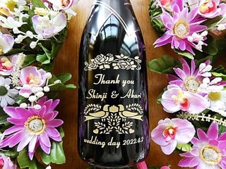 「Thank you、新郎と新婦の名前、結婚式の日付」をボトル側面に彫刻した、新郎新婦から両親へ贈呈するシャンパン