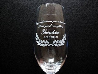「Congratulations on your retirement. Thank you for everything. 退職する方の名前」を側面に彫刻した、定年退職祝い用のピルスナーグラス