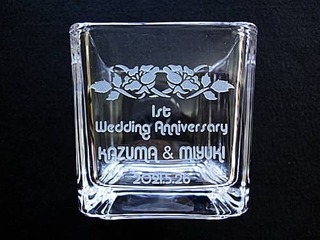1st Wedding AnniversaryAUߗlƉ܂̖OALO̓tv𑤖ʂɒALOjp̃L[u^t[x[X