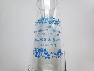 「4th wedding anniversary、旦那様と奥さまの名前、結婚記念日の日付」を側面に彫刻した、結婚4周年目のお祝い用の名入れフラワーベース