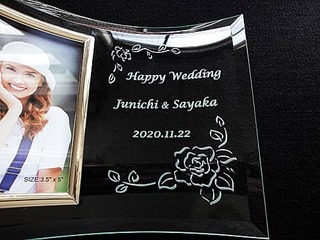「Happy wedding、新郎と新婦の名前、結婚式の日付」を彫刻した、結婚祝い用のガラス製写真立て