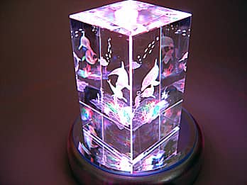 LED�X�^���h�̏�ɒu�����o�����^�C���f�[�̃v���[���g�p�̃K���X�̃I�u�W�F