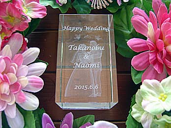 �uHappy Wedding�A�V�Y�ƐV�w�̖��O�A�������̓��t�v�𑤖ʂɒ��������A�����j���p�̃K���X�̃I�u�W�F