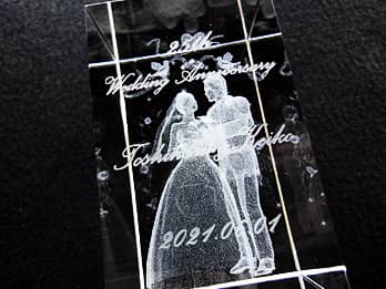 �u25th Wedding Anniversary�A�U�ߗl�Ɖ����܂̖��O�A�����L�O���̓��t�v�𑤖ʂɒ��������A�⍥���j���p��3D�A�[�g�O���X