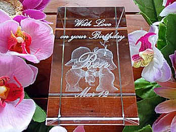 �uWith love on your birthday�A���鑊��̖��O�A�a�����̓��t�v�𑤖ʂɒ��������A�a�����v���[���g�p�̃K���X���I�u�W�F