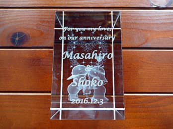 �uFor you my love, on our anniversary�A�U�ߗl�Ɖ����܂̖��O�A�����L�O���̓��t�v�𑤖ʂɒ��������A�����L�O���̑��蕨�p�̃K���X���I�u�W�F