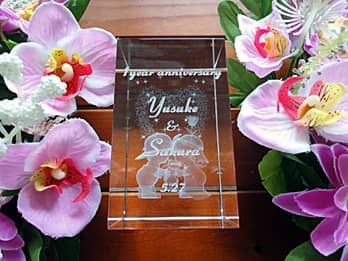 �u1year anniversary�A�����܂ƒU�ߗl�̖��O�A�����L�O���̓��t�v�𑤖ʂɒ��������A�����L�O���̃v���[���g�p�̃K���X���I�u�W�F