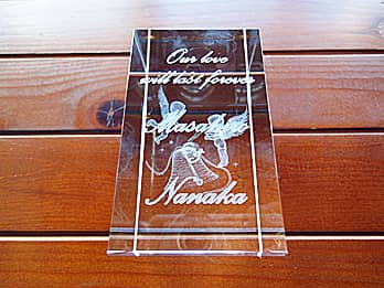 �u���b�Z�[�W�ƃJ�b�v���̖��O�v�𑤖ʂɒ��������A�N���X�}�X�v���[���g�p��3D�A�[�g�O���X