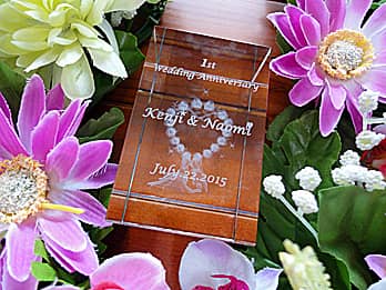 �u1st wedding anniversary�A�U�ߗl�Ɖ����܂̖��O�A�����L�O���̓��t�v�𑤖ʂɒ��������A�����L�O���̑��蕨�p��3D�A�[�g�O���X