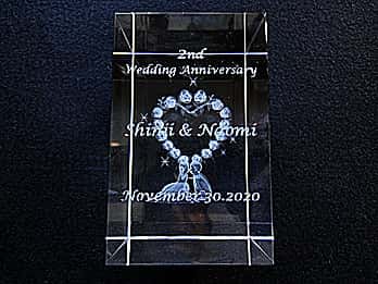 �u2nd wedding anniversary�A�U�ߗl�Ɖ����܂̖��O�v�𒤍����������L�O���̑��蕨�p�̃K���X���I�u�W�F