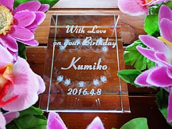 �uWith Love on your Birthday�A���鑊��̖��O�A�a�����̓��t�v�𑤖ʂɒ��������A�a�����v���[���g�p��3D�A�[�g�O���X