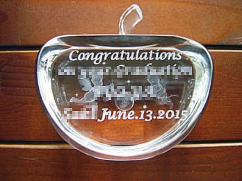 �uCongratulations�A��܎҂̖��O�A������̓��t�v�𑤖ʂɒ��������A�\���L�O�i�p�̃K���X���I�u�W�F