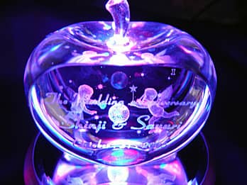 �uThe wedding anniversary�A�U�ߗl�Ɖ����܂̖��O�v�𑤖ʂɒ��������A�����L�O���̑��蕨�p�̃K���X���I�u�W�F