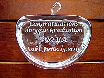 �uCongratulations on your graduation�A���Ɛ��̖��O�v�𒤍������A���ƃv���[���g�p��3D�A�[�g�O���X