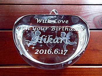 �uWith love on your birthday�A�ޏ��̖��O�A�a�����̓��t�v�𑤖ʂɒ��������A�ޏ��ւ̒a�����v���[���g�p�̃K���X���I�u�W�F