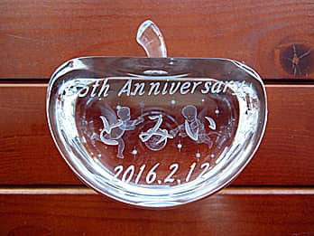 �u35th anniversary�A�X���A���N���̓��t�v�𑤖ʂɒ��������A���H�X�̎��N�j���p�̃K���X���I�u�W�F