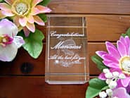 「Congratulations、彼女の名前」を側面に彫刻した、彼女への誕生日プレゼント用の3Dアートグラス