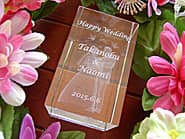 「Happy wedding、新郎と新婦の名前、挙式日」を側面に彫刻した、結婚祝い用の3Dアートグラス
