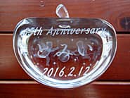 �u35th anniversary�A�X���A���t�v�𑤖ʂɒ��������A���N�j���̃v���[���g�p�̃K���X���I�u�W�F