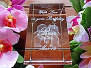 「Congratulations on your birthday、奥さまの名前」を側面に彫刻した、奥さまへの誕生日プレゼント用のガラス製オブジェ
