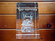 「1year anniversary、奥さまと旦那様の名前」を側面に彫刻した、奥さまへの結婚記念日のプレゼント用のガラス製オブジェ