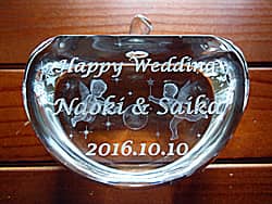 「Happy wedding、新郎と新婦の名前、日付」を側面に彫刻した、結婚祝い用のガラスのオブジェ