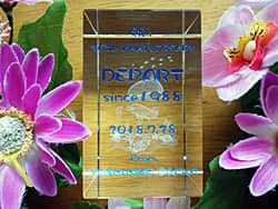 �u30th anniversary�A�X���v�𑤖ʂɒ��������A���H�X�̎��N�j���̃v���[���g�p�̃K���X���I�u�W�F